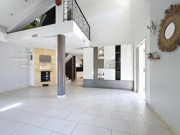 MAISON CLIMATISEE AVEC PISCINE ET JACUZZI- 150 m2 – EXTERIEUR 1300 m2 – 69330 MEYZIEU SECTEUR DU GRAND LARGE