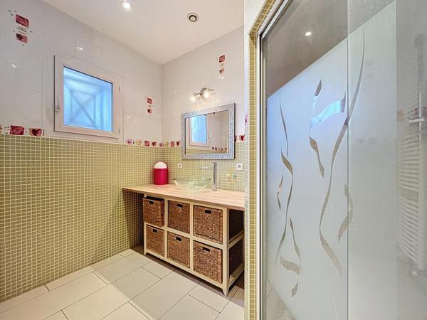 MAISON CLIMATISEE AVEC PISCINE ET JACUZZI- 150 m2 – EXTERIEUR 1300 m2 – 69330 MEYZIEU SECTEUR DU GRAND LARGE