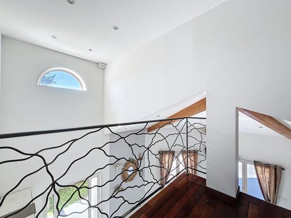 MAISON CLIMATISEE AVEC PISCINE ET JACUZZI- 150 m2 – EXTERIEUR 1300 m2 – 69330 MEYZIEU SECTEUR DU GRAND LARGE