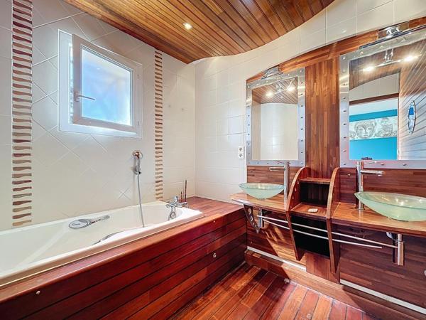MAISON CLIMATISEE AVEC PISCINE ET JACUZZI- 150 m2 – EXTERIEUR 1300 m2 – 69330 MEYZIEU SECTEUR DU GRAND LARGE