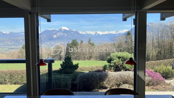 Propriété d’architecte Dunoyer – Panorama alpin exceptionnel, piscine & double habitation – Axe Annecy / Genève

Cette propriété rare offre un cadre de vie exceptionnel avec une vue panoramique remarquable sur la vallée de l’Arve et les massifs alpins environnants.
Signée Dunoyer, elle incarne avec élégance l’architecture contemporaine bois et verre, reconnue pour la qualité et l’esthétique de ses réalisations.
Située sur les hauteurs d’Étaux, dans un environnement calme et résidentiel, elle bénéficie d’un emplacement stratégique, à proximité immédiate des axes Annecy / Genève, avec un accès rapide et fluide aux principaux axes routiers et au Léman Express.
 
Une propriété aux multiples possibilités
La propriété se compose de deux maisons indépendantes, offrant de beaux volumes et une grande modularité d’usage : résidence familiale, profession libérale, activité bien-être ou revenu locatif.
 
La maison principale
De superbes espaces de vie lumineux, largement ouverts sur le paysage :
• Deux espaces de vie avec cuisines ouvertes, dont un avec cheminée
• 2 suites
• 3 chambres
• 4 salles de douche et 1 salle de bain
• 4 WC
• Un bureau idéal pour le télétravail
• Une grande buanderie
• Un appartement indépendant en rez-de-jardin

Une pergola bioclimatique vitrée prolonge les espaces de vie et crée une véritable pièce supplémentaire tournée vers l’extérieur et les montagnes.

• Stationnements
• Carport avec borne de recharge rapide pour véhicules électriques
• Panneaux solaires alimentant la propriété
 
Un extérieur haut de gamme dédié au bien-être
Entre les deux maisons, une élégante terrasse en bois accueille :
• Une piscine avec nage à contre-courant
• Un volet roulant de sécurité immergé
• Un spa encastré
• Une douche extérieure chaude
Un espace pensé comme un véritable lieu de vie, intime et privilégié, pour se ressourcer et recevoir.
 
La seconde maison indépendante
Un espace complémentaire, autonome et polyvalent :
• Un espace de vie avec cuisine-bar ouverte
• Un sauna sur mesure en cèdre rouge
• Une salle de douche
• Un WC indépendant
• À l’étage, une grande pièce avec vue panoramique (sport, yoga, bureau…)
Idéal pour une activité libérale, un espace bien-être ou un logement indépendant.
 
Les atouts majeurs
• Architecture bois & verre signée Dunoyer
• Panorama alpin exceptionnel
• Double habitation
• Grande modularité d’usage
• Environnement calme sur les hauteurs d’Étaux
• Accès rapide Annecy / Genève / stations alpines (dont Chamonix)
• À quelques minutes de l’A410 et du Léman Express
• Environ 35 minutes de l’aéroport international de Genève
• Proximité d’établissements scolaires réputés et transports scolaires
 
Un bien confidentiel et rare
Une propriété unique, pensée pour une clientèle exigeante, à la recherche d’espace, de confort et de qualité de vie dans un cadre naturel d’exception.

Visite virtuelle immersive accessible sur demande, après un premier échange.
Dans un souci de confidentialité, elle est réservée aux acquéreurs ayant un projet abouti.