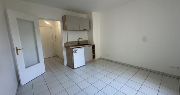 LYON 6E: STUDIO REFAIT A NEUF AC POSS. GARAGE
