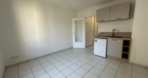 LYON 6E: STUDIO REFAIT A NEUF AC POSS. GARAGE