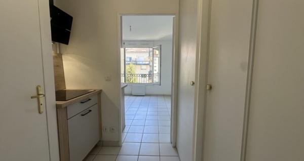 LYON 6E: STUDIO REFAIT A NEUF AC POSS. GARAGE