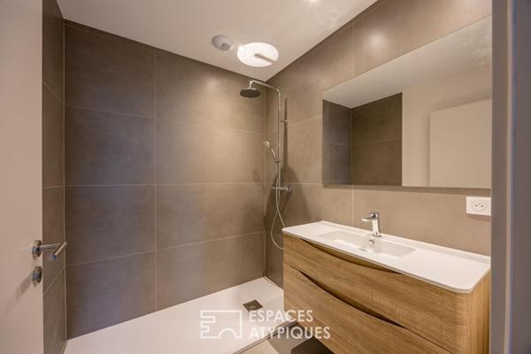Loft contemporain en duplex et sa terrasse dans une ancienne friche industrielle