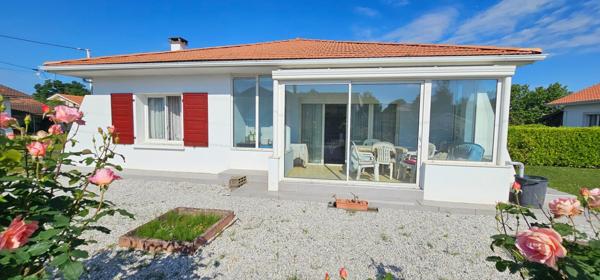 Maison lumineuse avec double garage et sa véranda