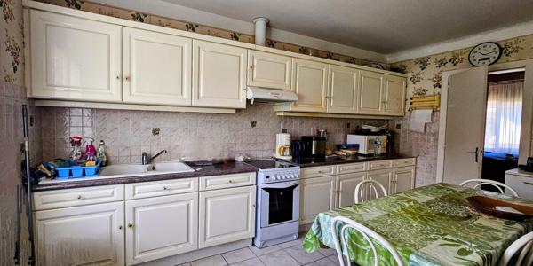 Maison lumineuse avec double garage et sa véranda