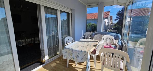 Maison lumineuse avec double garage et sa véranda