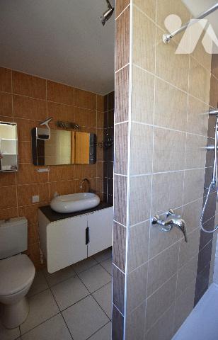 Propriété atypique, 3 suites parentales à différents niveau. Terrain clos sur 1000m²