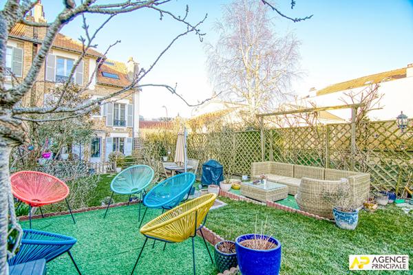 Versailles Proximité plateau Saint-Antoine - Maison 9 pièces 238 m² au sol sur parcelle de 450 m² environ avec terrasse, jardin et garage €1 898 000 ** - Référence 25871