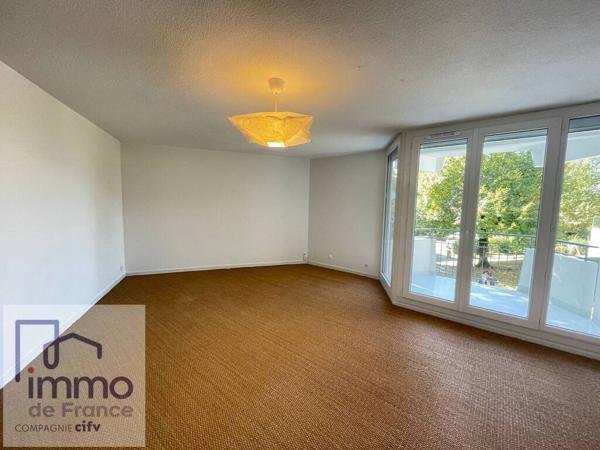 A LOUER MEYLAN / 7 Allée de la Piat. Appartement T3 de 77,60m² situé au 1er étage.