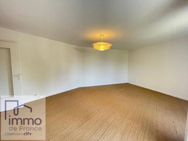 A LOUER MEYLAN / 7 Allée de la Piat. Appartement T3 de 77,60m² situé au 1er étage.