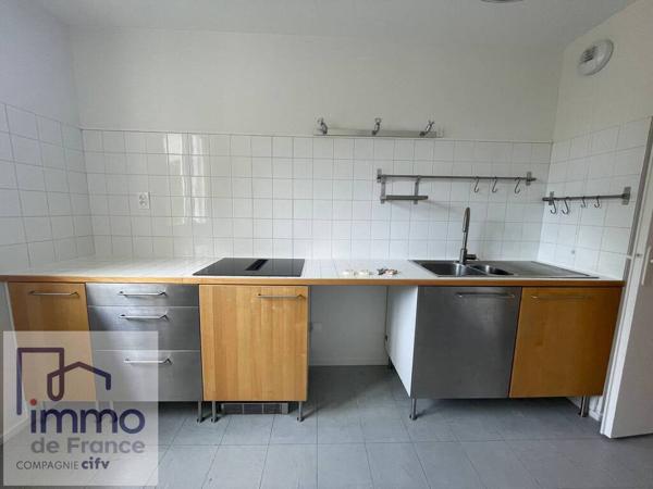 A LOUER MEYLAN / 7 Allée de la Piat. Appartement T3 de 77,60m² situé au 1er étage.