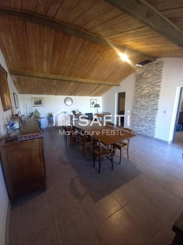 Amoureux de la nature et des chevaux, ce bien est fait pour vous ! Cette maison de 130 m² habitables, avec un grenier aménageable, se compose de :  3 chambres,  De grandes pièces de vie, avec une salle à manger et un vaste salon,  2 salles de bain,  2 WC.  La propriété comprend également plusieurs dépendances, 3 box à chevaux et un rond de longe, parfait pour les passionnés d’équitation. Le terrain de 8 000 m² offre un vaste espace extérieur, idéal pour profiter de la nature ou réaliser divers projets.