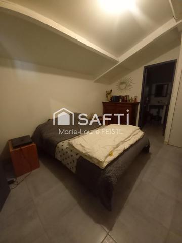 Amoureux de la nature et des chevaux, ce bien est fait pour vous ! Cette maison de 130 m² habitables, avec un grenier aménageable, se compose de :  3 chambres,  De grandes pièces de vie, avec une salle à manger et un vaste salon,  2 salles de bain,  2 WC.  La propriété comprend également plusieurs dépendances, 3 box à chevaux et un rond de longe, parfait pour les passionnés d’équitation. Le terrain de 8 000 m² offre un vaste espace extérieur, idéal pour profiter de la nature ou réaliser divers projets.