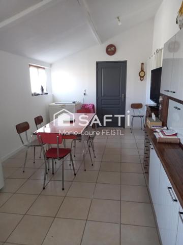 Amoureux de la nature et des chevaux, ce bien est fait pour vous ! Cette maison de 130 m² habitables, avec un grenier aménageable, se compose de :  3 chambres,  De grandes pièces de vie, avec une salle à manger et un vaste salon,  2 salles de bain,  2 WC.  La propriété comprend également plusieurs dépendances, 3 box à chevaux et un rond de longe, parfait pour les passionnés d’équitation. Le terrain de 8 000 m² offre un vaste espace extérieur, idéal pour profiter de la nature ou réaliser divers projets.