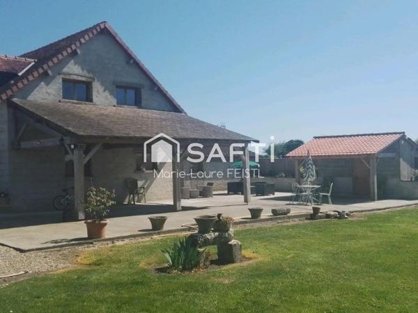 Amoureux de la nature et des chevaux, ce bien est fait pour vous ! Cette maison de 130 m² habitables, avec un grenier aménageable, se compose de :  3 chambres,  De grandes pièces de vie, avec une salle à manger et un vaste salon,  2 salles de bain,  2 WC.  La propriété comprend également plusieurs dépendances, 3 box à chevaux et un rond de longe, parfait pour les passionnés d’équitation. Le terrain de 8 000 m² offre un vaste espace extérieur, idéal pour profiter de la nature ou réaliser divers projets.