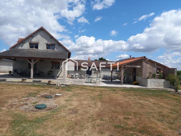 Amoureux de la nature et des chevaux, ce bien est fait pour vous ! Cette maison de 130 m² habitables, avec un grenier aménageable, se compose de :  3 chambres,  De grandes pièces de vie, avec une salle à manger et un vaste salon,  2 salles de bain,  2 WC.  La propriété comprend également plusieurs dépendances, 3 box à chevaux et un rond de longe, parfait pour les passionnés d’équitation. Le terrain de 8 000 m² offre un vaste espace extérieur, idéal pour profiter de la nature ou réaliser divers projets.