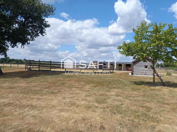 Amoureux de la nature et des chevaux, ce bien est fait pour vous ! Cette maison de 130 m² habitables, avec un grenier aménageable, se compose de :  3 chambres,  De grandes pièces de vie, avec une salle à manger et un vaste salon,  2 salles de bain,  2 WC.  La propriété comprend également plusieurs dépendances, 3 box à chevaux et un rond de longe, parfait pour les passionnés d’équitation. Le terrain de 8 000 m² offre un vaste espace extérieur, idéal pour profiter de la nature ou réaliser divers projets.