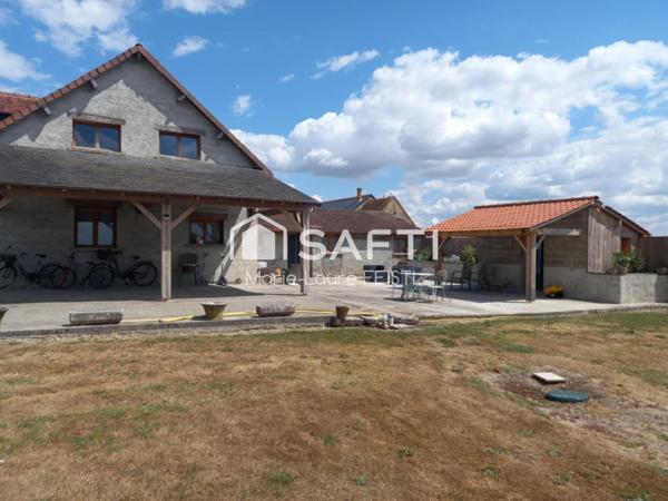 Amoureux de la nature et des chevaux, ce bien est fait pour vous ! Cette maison de 130 m² habitables, avec un grenier aménageable, se compose de :  3 chambres,  De grandes pièces de vie, avec une salle à manger et un vaste salon,  2 salles de bain,  2 WC.  La propriété comprend également plusieurs dépendances, 3 box à chevaux et un rond de longe, parfait pour les passionnés d’équitation. Le terrain de 8 000 m² offre un vaste espace extérieur, idéal pour profiter de la nature ou réaliser divers projets.