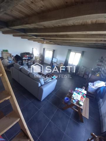 Amoureux de la nature et des chevaux, ce bien est fait pour vous ! Cette maison de 130 m² habitables, avec un grenier aménageable, se compose de :  3 chambres,  De grandes pièces de vie, avec une salle à manger et un vaste salon,  2 salles de bain,  2 WC.  La propriété comprend également plusieurs dépendances, 3 box à chevaux et un rond de longe, parfait pour les passionnés d’équitation. Le terrain de 8 000 m² offre un vaste espace extérieur, idéal pour profiter de la nature ou réaliser divers projets.