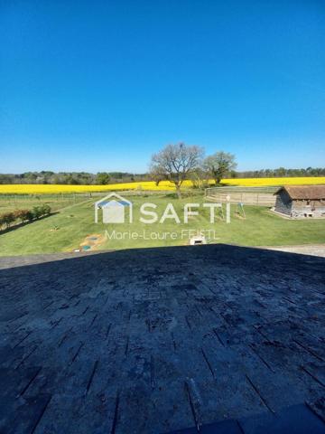Amoureux de la nature et des chevaux, ce bien est fait pour vous ! Cette maison de 130 m² habitables, avec un grenier aménageable, se compose de :  3 chambres,  De grandes pièces de vie, avec une salle à manger et un vaste salon,  2 salles de bain,  2 WC.  La propriété comprend également plusieurs dépendances, 3 box à chevaux et un rond de longe, parfait pour les passionnés d’équitation. Le terrain de 8 000 m² offre un vaste espace extérieur, idéal pour profiter de la nature ou réaliser divers projets.