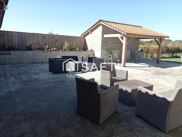 Amoureux de la nature et des chevaux, ce bien est fait pour vous ! Cette maison de 130 m² habitables, avec un grenier aménageable, se compose de :  3 chambres,  De grandes pièces de vie, avec une salle à manger et un vaste salon,  2 salles de bain,  2 WC.  La propriété comprend également plusieurs dépendances, 3 box à chevaux et un rond de longe, parfait pour les passionnés d’équitation. Le terrain de 8 000 m² offre un vaste espace extérieur, idéal pour profiter de la nature ou réaliser divers projets.