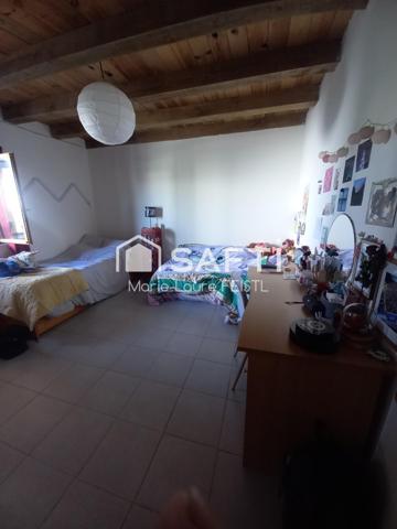 Amoureux de la nature et des chevaux, ce bien est fait pour vous ! Cette maison de 130 m² habitables, avec un grenier aménageable, se compose de :  3 chambres,  De grandes pièces de vie, avec une salle à manger et un vaste salon,  2 salles de bain,  2 WC.  La propriété comprend également plusieurs dépendances, 3 box à chevaux et un rond de longe, parfait pour les passionnés d’équitation. Le terrain de 8 000 m² offre un vaste espace extérieur, idéal pour profiter de la nature ou réaliser divers projets.