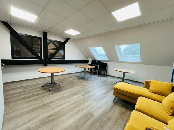 A LOUER SELECTION PREMIUM - BUREAUX 64 m² + 2 STATIONNEMENTS PRIVATIFS CLOS