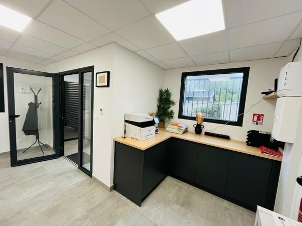 A LOUER SELECTION PREMIUM - BUREAUX 64 m² + 2 STATIONNEMENTS PRIVATIFS CLOS