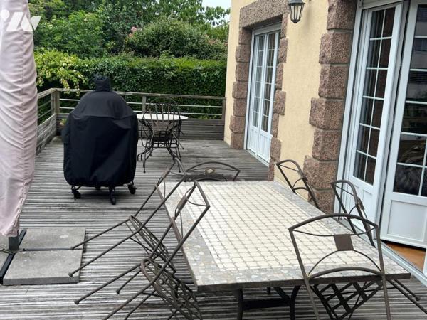LAVAL, Maison avec piscine et grand terrain