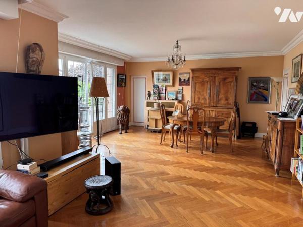 LAVAL, Maison avec piscine et grand terrain