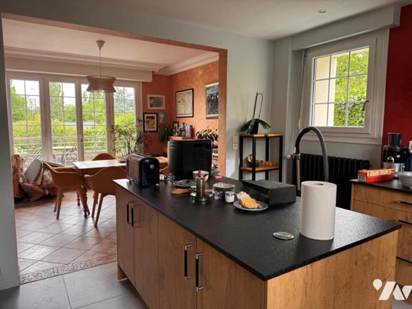LAVAL, Maison avec piscine et grand terrain