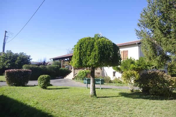 AUCH SUD Maison à vendre 8 pièces; grand sous-sol, piscine sur terrain de 1500 m² .