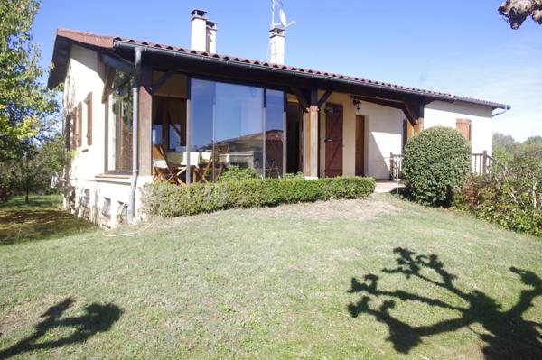 AUCH SUD Maison à vendre 8 pièces; grand sous-sol, piscine sur terrain de 1500 m² .