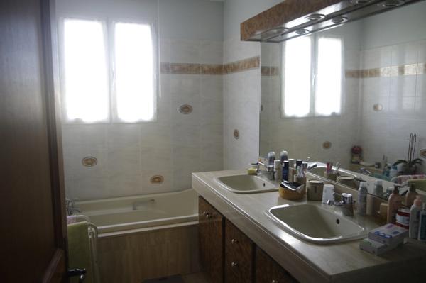 AUCH SUD Maison à vendre 8 pièces; grand sous-sol, piscine sur terrain de 1500 m² .