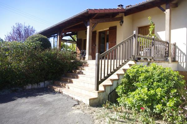 AUCH SUD Maison à vendre 8 pièces; grand sous-sol, piscine sur terrain de 1500 m² .