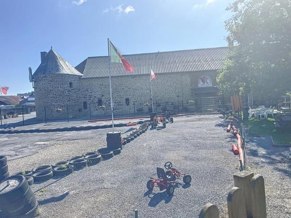 Complexe multi-activités avec terrain constructible