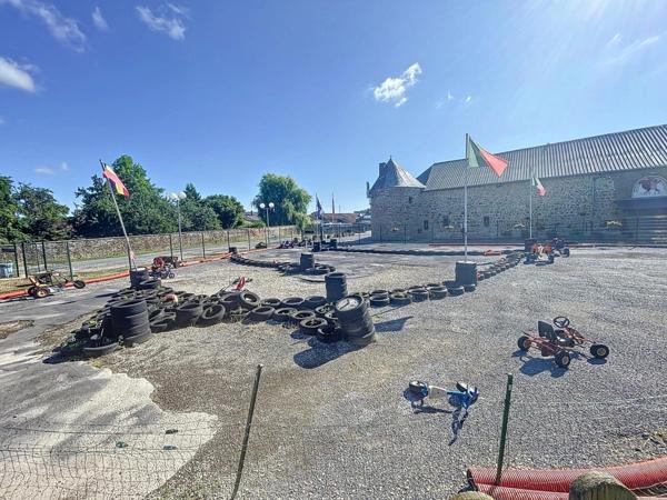 Complexe multi-activités avec terrain constructible