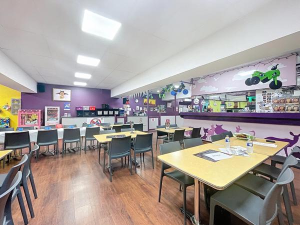 Complexe multi-activités avec terrain constructible