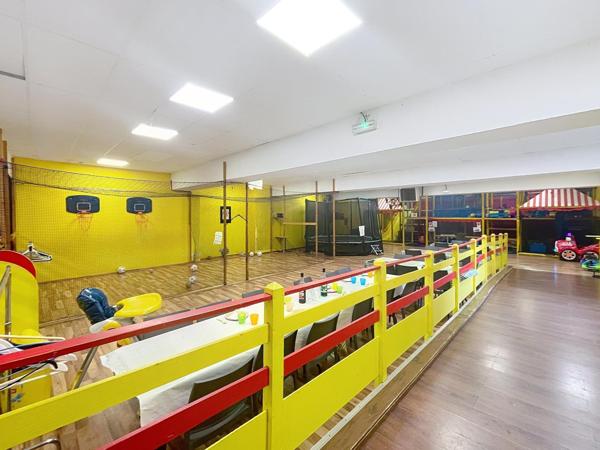 Complexe multi-activités avec terrain constructible