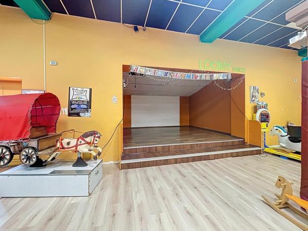 Complexe multi-activités avec terrain constructible