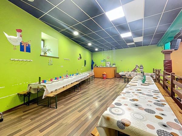 Complexe multi-activités avec terrain constructible