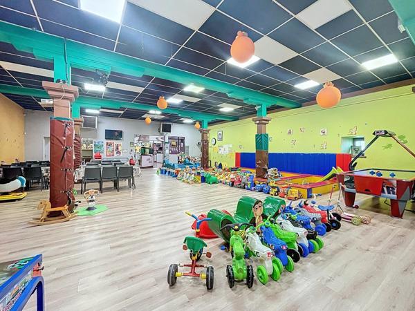 Complexe multi-activités avec terrain constructible