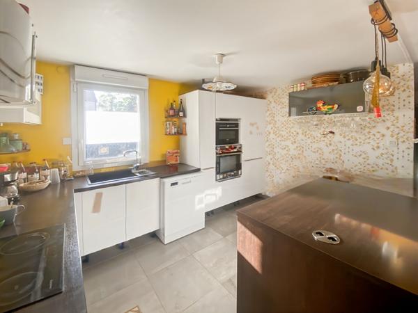 Maison avec 4 chambres de 121 m2 terrain garage.