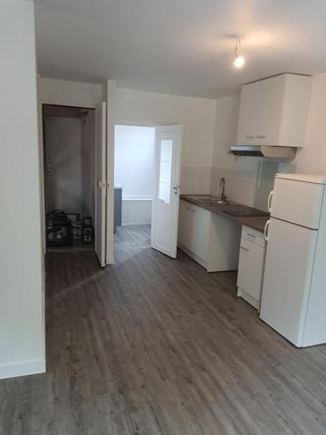 Immeuble, 4 appartements, 1 local commercial, 1 jardin.