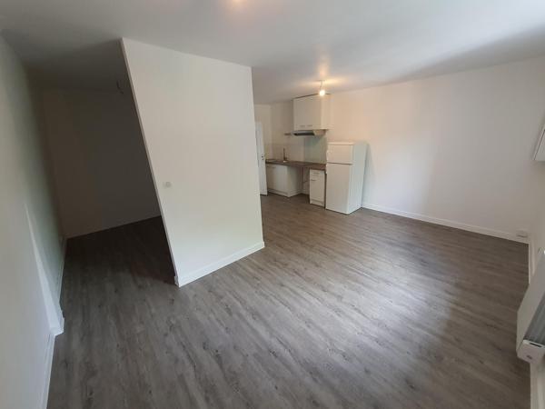 Immeuble, 4 appartements, 1 local commercial, 1 jardin.