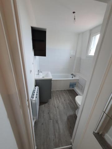 Immeuble, 4 appartements, 1 local commercial, 1 jardin.