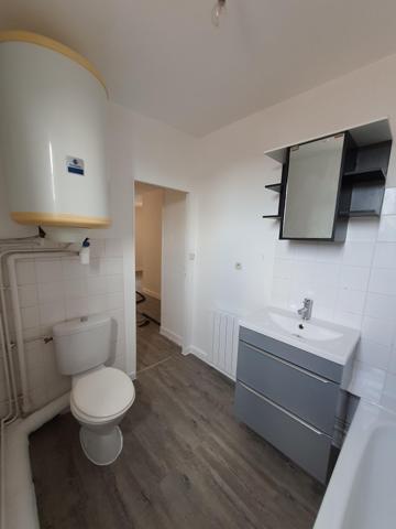Immeuble, 4 appartements, 1 local commercial, 1 jardin.
