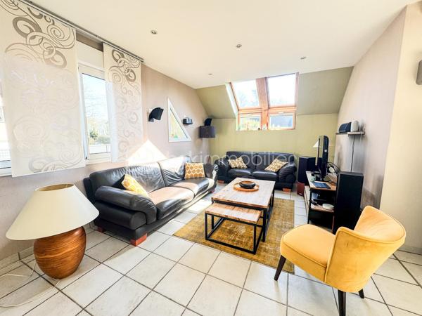 Nouveauté et en Exclusivité : Charmante maison de 2005 à Noyal sur Vilaine.

Je suis ravis de vous présenter cette belle maison familiale offrant confort, espace et de nombreuses possibilités. 

Cette propriété de 167m2 habitable et 184m2 au sol environ est érigée sur un terrain généreux de 650 m2 environ, vous offrant ainsi un cadre de vie idéal pour votre famille. 

En entrant dans la maison, vous serez accueilli par une belle et grande pièce de vie desservant un salon séjour, une cuisine ouverte aménagée équipée de 64m2 où la lumière naturelle baigne l'espace grâce à de grandes fenêtres.

Le rez-de-chaussée comprend également une chambre parentale avec sa salle d'eau et dressing, un wc et une arrière cuisine de 15m2.

À l'étage, vous trouverez une mezzanine desservant 3 chambres, un bureau, une salle de bain avec baignoire, douche et un wc. 

Le tout est complété par un grand garage et son grenier.

À l'extérieur, le terrain vous permettra de profiter pleinement des beaux jours avec une belle terrasse et d'aménager un jardin à votre goût.

Ne manquez pas cette opportunité d'acquérir une maison avec un grand potentiel. 

Noyal-sur-Vilaine combine idéalement charme rural et vitalité économique, offrant un accès ultra-rapide à Rennes grâce à sa gare TER et l'axe Paris-Rennes.

La commune propose un cadre de vie complet avec ses commerces de centre-bourg, ses infrastructures culturelles modernes (L'Intervalle) et de nombreux espaces naturels préservés.

Contactez-moi dès maintenant pour organiser une visite et laissez-vous séduire par cette charmante demeure familiale.